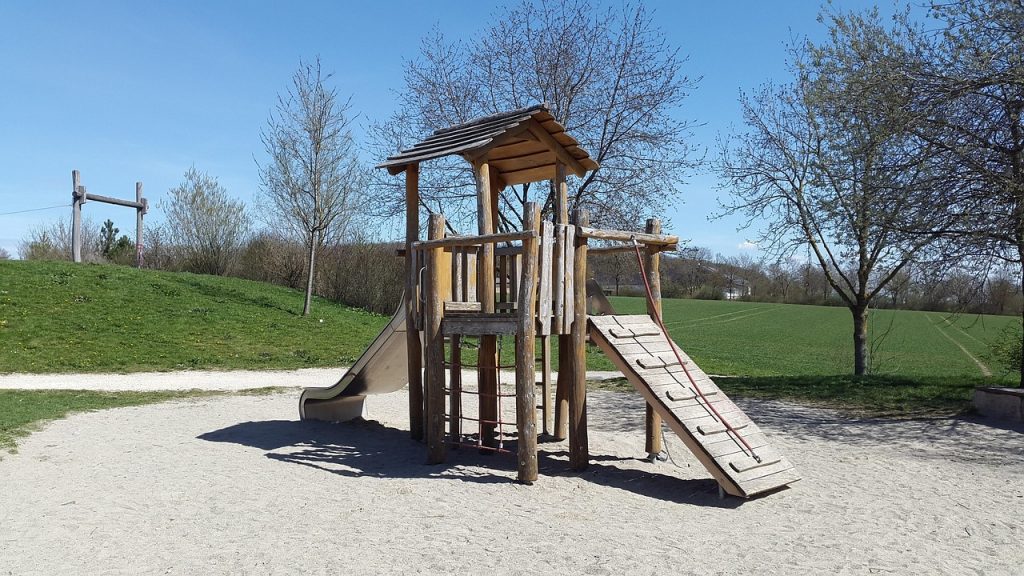 Klettergerüst auf Spielplatz mit Rutsche